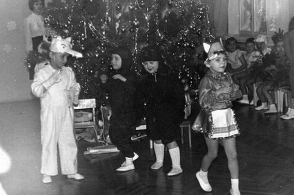 Стиль зумеров и тиктокеров: если бы наши звезды попали на советский новогодний утренник — Снежинки и Снегурочки на новый лад