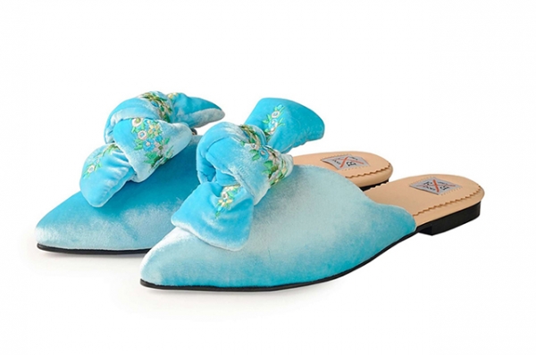 Яркие балетки, мюли с бантом и босоножки для поклонниц "мартинсов": 12 пар обуви, которые стоит искать у российских брендов