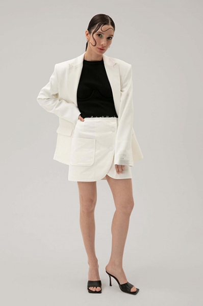 Светлый жакет с карманами и мини-юбка: как повторить образ Кары Делевинь — идеальный для выходных